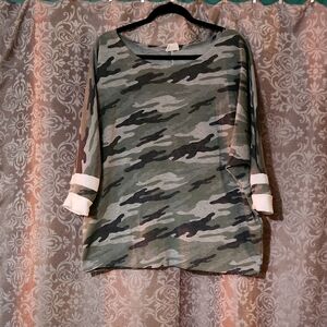 Boutique BiBi Camoflouge Off Shoulder Lightweight Oversized Sweater Size Medium